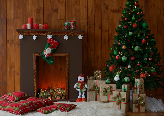 Photo christmas interior with gift boxes and christmas fires
