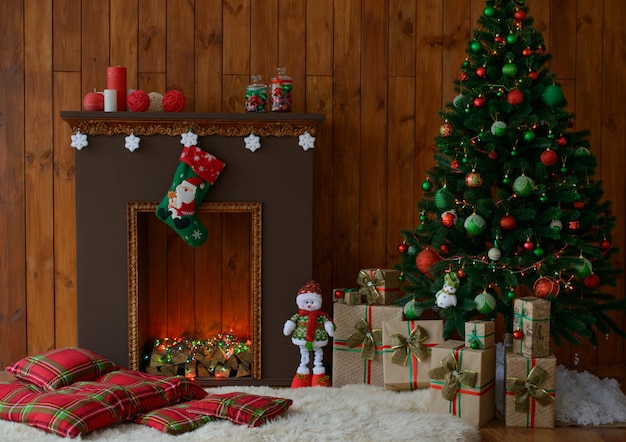 Interno di natale con scatole regalo e fuochi di natale