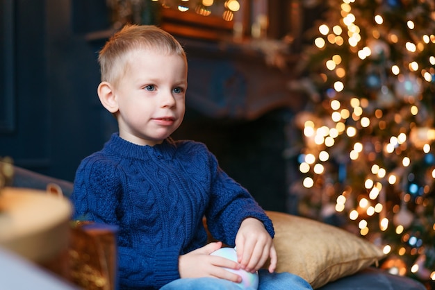 クリスマスキッズストーリーコンセプト最初の子供時代の思い出クリスマスの奇跡と新年の気持ちlittl ...