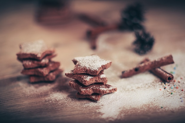 Cucina natalizia. immagine di sfondo biscotti fatti in casa sul tavolo di legno.foto con spazio di copia