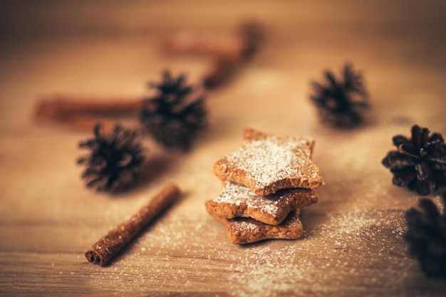 Immagine di sfondo della cucina di natale biscotti fatti in casa su legno