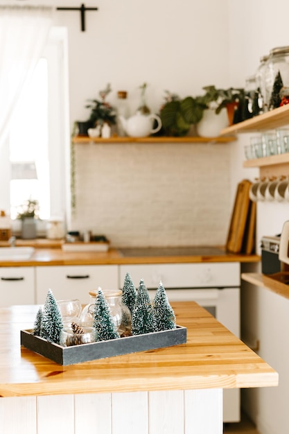 Фото Рождественская кухня-столовая красивый новогодний декор классического домашнего интерьера