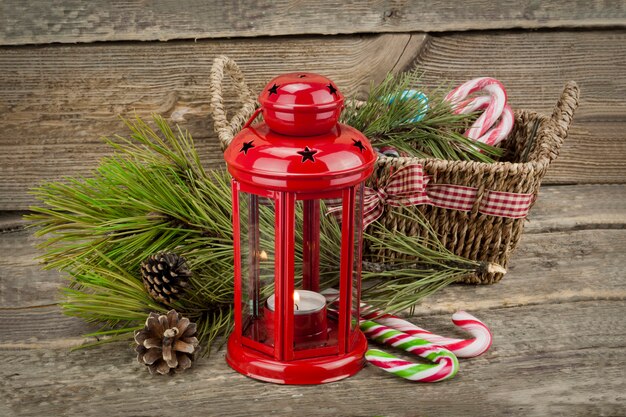 Рождественский фонарь с корзиной и конфеты