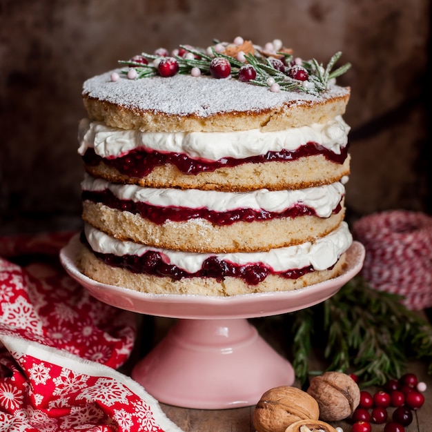 Photo christmas layered cake with raspberry jam and whipped cream