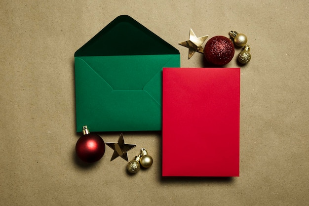 Sant 편지에 보내는 크리스마스 편지와 축제 장식이 있는 봉투