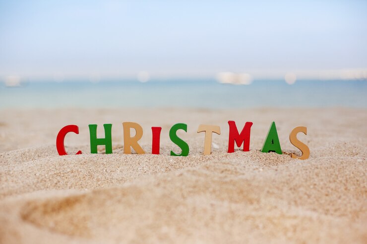 ビーチで色付きの文字でクリスマスレタリング
