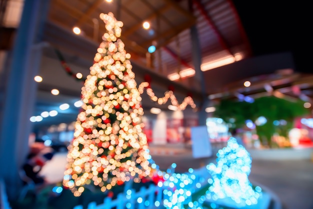 クリスマスライトの装飾と抽象的なボケ味は、夜のクリスマスと冬のシーズンの背景をぼかします。