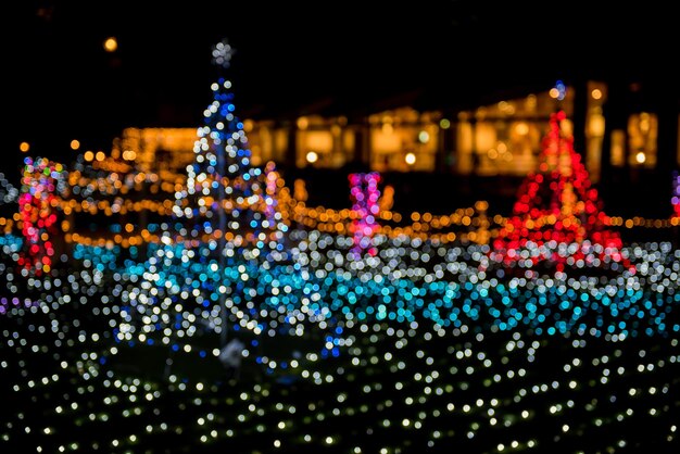 クリスマスライトの装飾と抽象的なボケ味が背景をぼかす