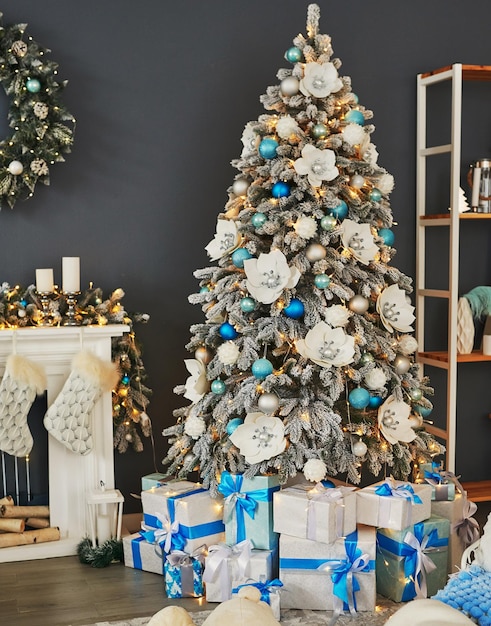 Рождественская гостиная. синий и белый декор новогодняя елка фон. новогодний праздник. веселого рождества и счастливого нового года.