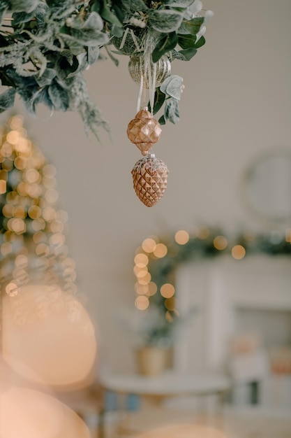 Рождественский декор гостиной в серых и золотых тонах