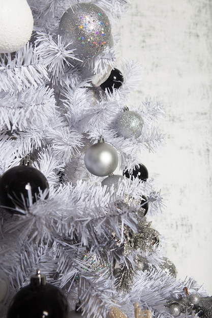 나무와 크리스마스 거실입니다. 블루 톤. 해피 홀리데이.