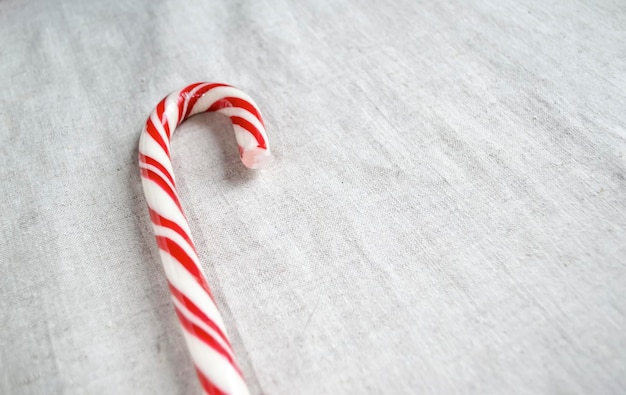 Foto la pastiglia di natale su un tavolo di legno la canna di caramelle si trova ad un angolo sul tavolo natale e capodanno