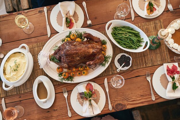 クリスマス ランチ トップ ビューと健康的な食事のお祝いのお祝いと休日のイベントのためのダイニング ルームの木のテーブルの上の食べ物