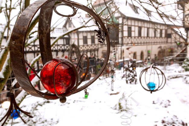 雪に覆われた古いドイツの城のクリスマス マーケット