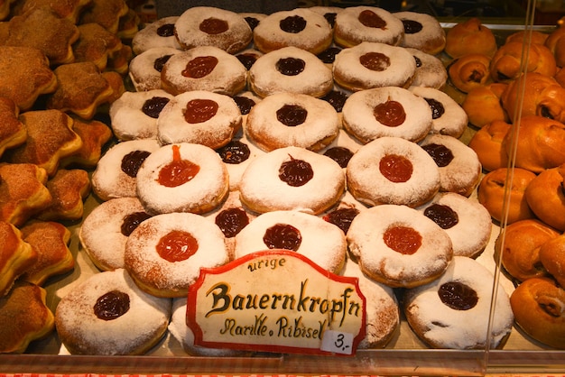 Photo christmas market at rathausplatz in vienna austria kiosk selling the traditional sweets
