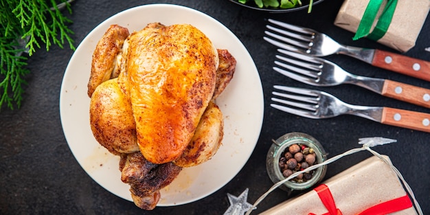 クリスマス肉鶏肉または七面鳥の新年のテーブルは、鶏コケレットの新鮮な食事を扱います