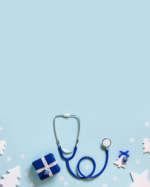 Foto natale sfondo medico con spazio copia stetoscopio blu confezione regalo palla di natale capodanno