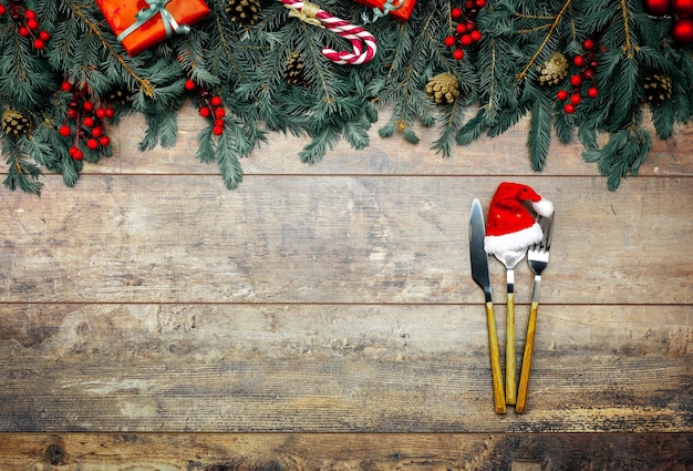 크리스마스 메뉴 모형 축제 새해 크리스마스 저녁 식사 개념 크리스마스 장식과 어두운 소박한 테이블에 있는 칼 붙이 겨울 방학 배경 상위 뷰 복사 공간