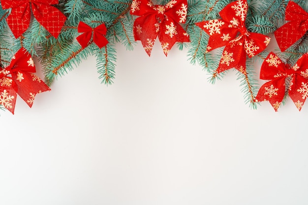 白い背景のコピースペースフラットレイに松の枝でクリスマスモックアップ