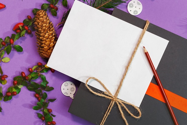 Рождественский макет для открытки с сухофруктами, крафт-бумагой, подарочной коробкой, елочными игрушками ручной работы