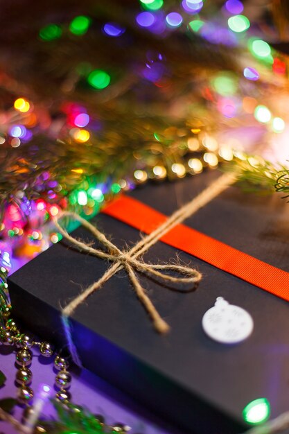 Рождественский макет для открытки с сухофруктами, крафт-бумагой, подарочной коробкой, елочными игрушками ручной работы