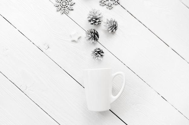 写真 白のクリスマスの装飾とクリスマスモックアップ白いカップ