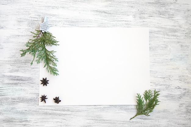 Фото Рождественский макет с белой бумагой