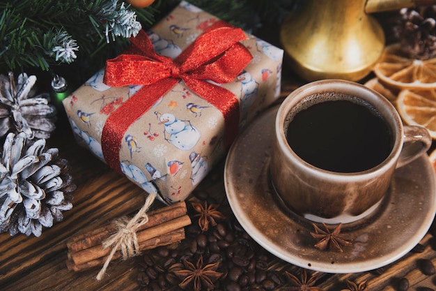 Photo christmas mood holiday atmosphere red cup of coffee fir branches with cones