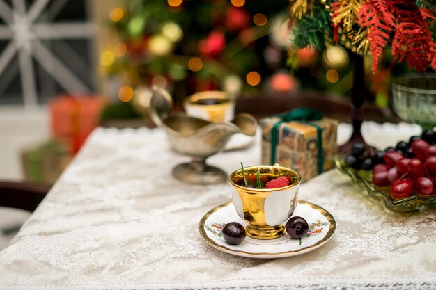 Interno della mattina di natale con albero di natale lampadario vintage sfere bianche rosse e dorate