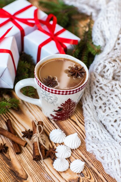 Tazza natalizia di cioccolata calda su superficie in legno