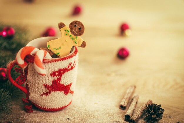 Photo christmas mug with christmas decorations and cookies