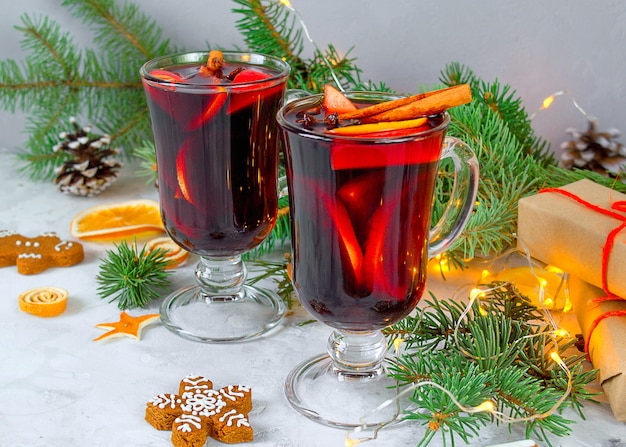 사진 크리스마스는 나무 소박한 테이블에 향신료와 오렌지와 레드 와인을 mulled. 새해 전통 음료.