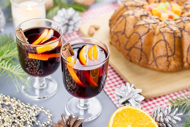 Vin brulè di natale e torta sul tavolo con decorazioni