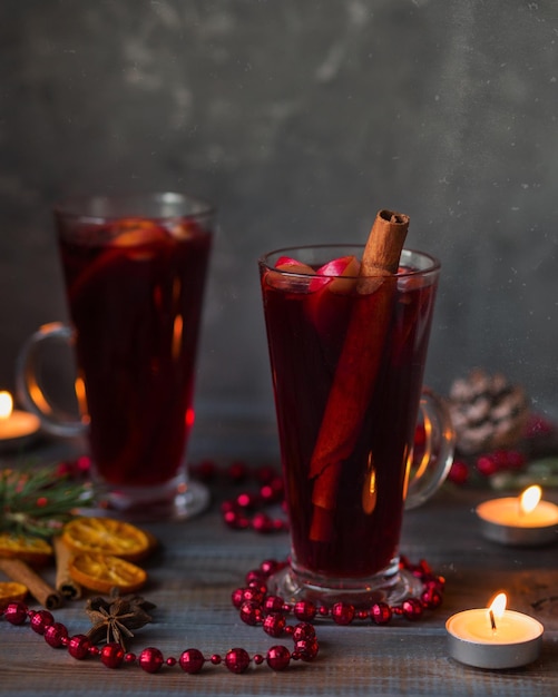 Vin brulè di natale decorazione di capodanno della bevanda bevanda calda con cannella e mela