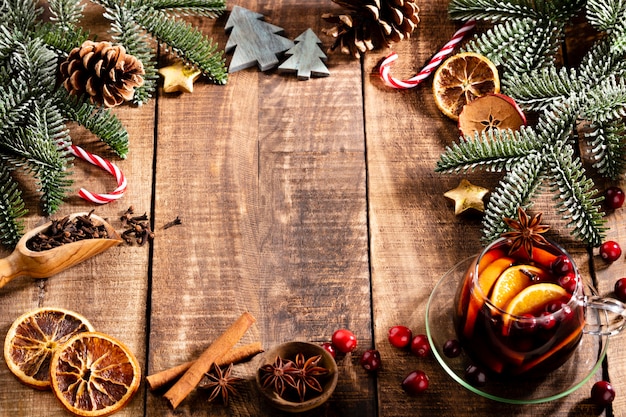 크리스마스 mulled 와인 나무 시골 풍 테이블에 향신료와 함께.