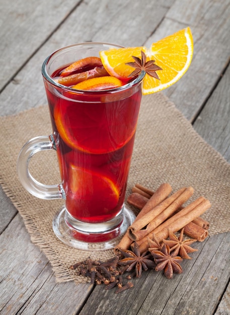 향신료와 함께 크리스마스 mulled 와인