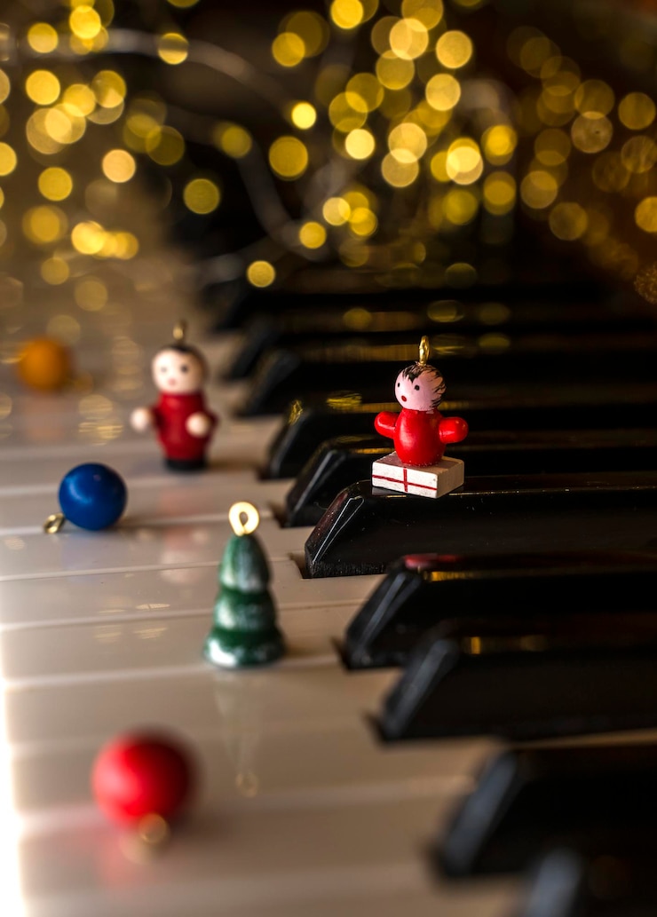 Photo クリスマス・ミュージック・ピアノ・キーボード・ウィズ・ガーランド・ライト・ニュー・イヤー・スピリット
