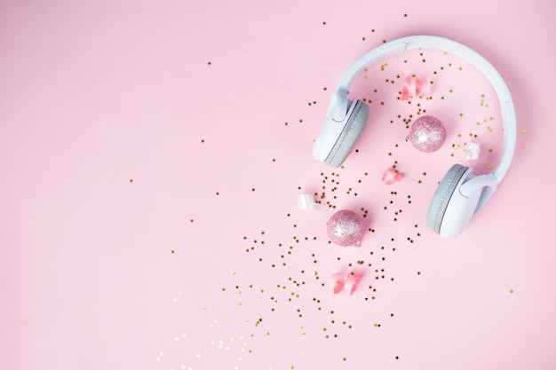 Podcast hoặc âm nhạc giáng sinh hồng vàng là sự kết hợp tuyệt vời giữa âm nhạc và tinh thần lễ hội. Hãy cùng thưởng thức những giai điệu đầy ấm áp và niềm vui của mùa giáng sinh với nền hồng vàng tươi sáng. Nhấp vào hình ảnh để khám phá ngay những bản nhạc đầy cảm hứng này.