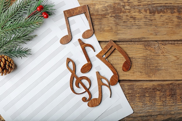 木製の背景にクリスマスの楽曲