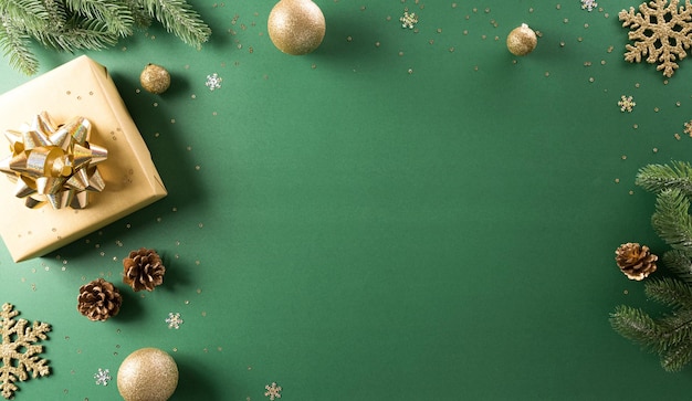 Концепция новогоднего и рождественского фона Вид сверху на рождественскую подарочную коробку Рождественский бал и снежинка на зеленом фоне