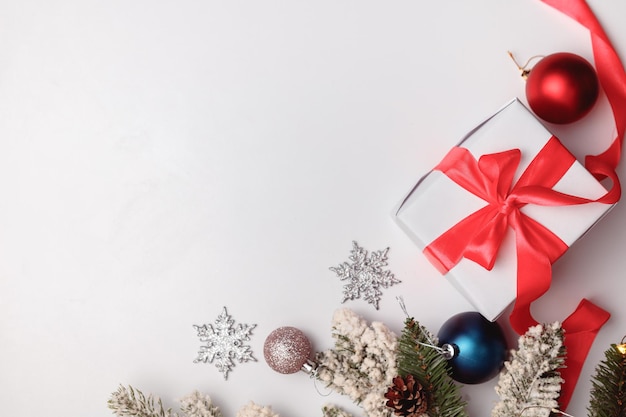 クリスマスまたは新年の背景、装飾とモミの枝で作られたプレーンな構成、フラットレイ、テキスト用の空白スペース