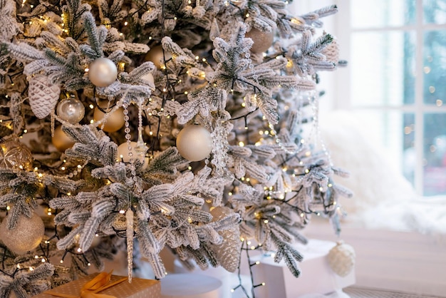크리스마스와 새해 배경, 조명과 수정 같은 새해 장식으로 장식된 나무. 부드러운 선택적 초점입니다.