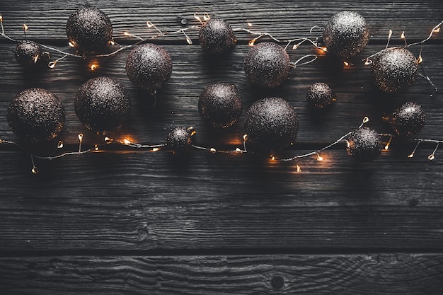 크리스마스 또는 새 해 배경입니다. 빈티지 크리스마스 트리 장난감 장식 공과 소박한 나무 배경 위에 밝은 화환, 선택적 초점, 복사 공간