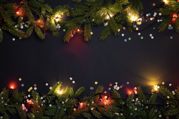 Sfondo di natale e capodanno con copia spazio per il testo. fiabe e decorazioni di rami di abete e coriandoli. disposizione piatta, vista dall'alto