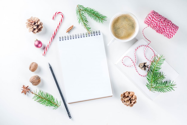 Photo christmas and new year background with empty notepad