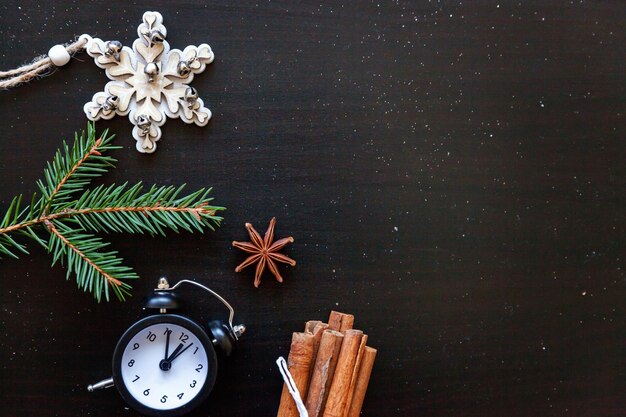 暗い黒の背景にクリスマス新年の構成