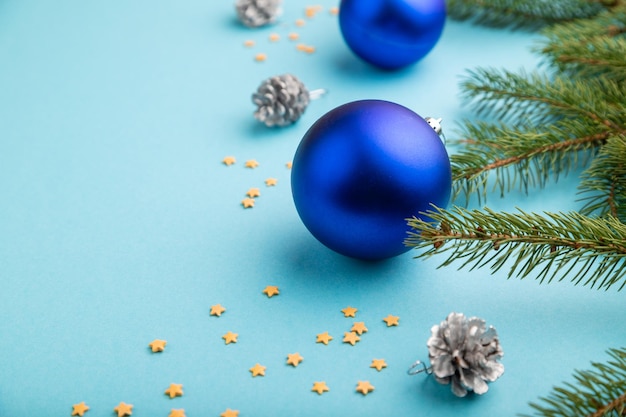 クリスマスや新年の組成装飾青いボール モミと青の背景にトウヒの枝側ビュー コピー スペース