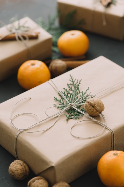 귤 상자와 함께 크리스마스 새 해 구성 소나무 콘 녹색 배경에 휴일 장식 톤