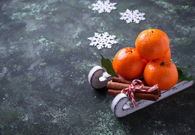 Foto composizione di natale o capodanno con mandarini