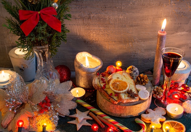 灰色の背景にクリスマスと新年の作曲クリスマスケーキジンジャーブレッドコピースペースフロリダ...